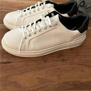 ZARA Men’s white with blue detailing shoes